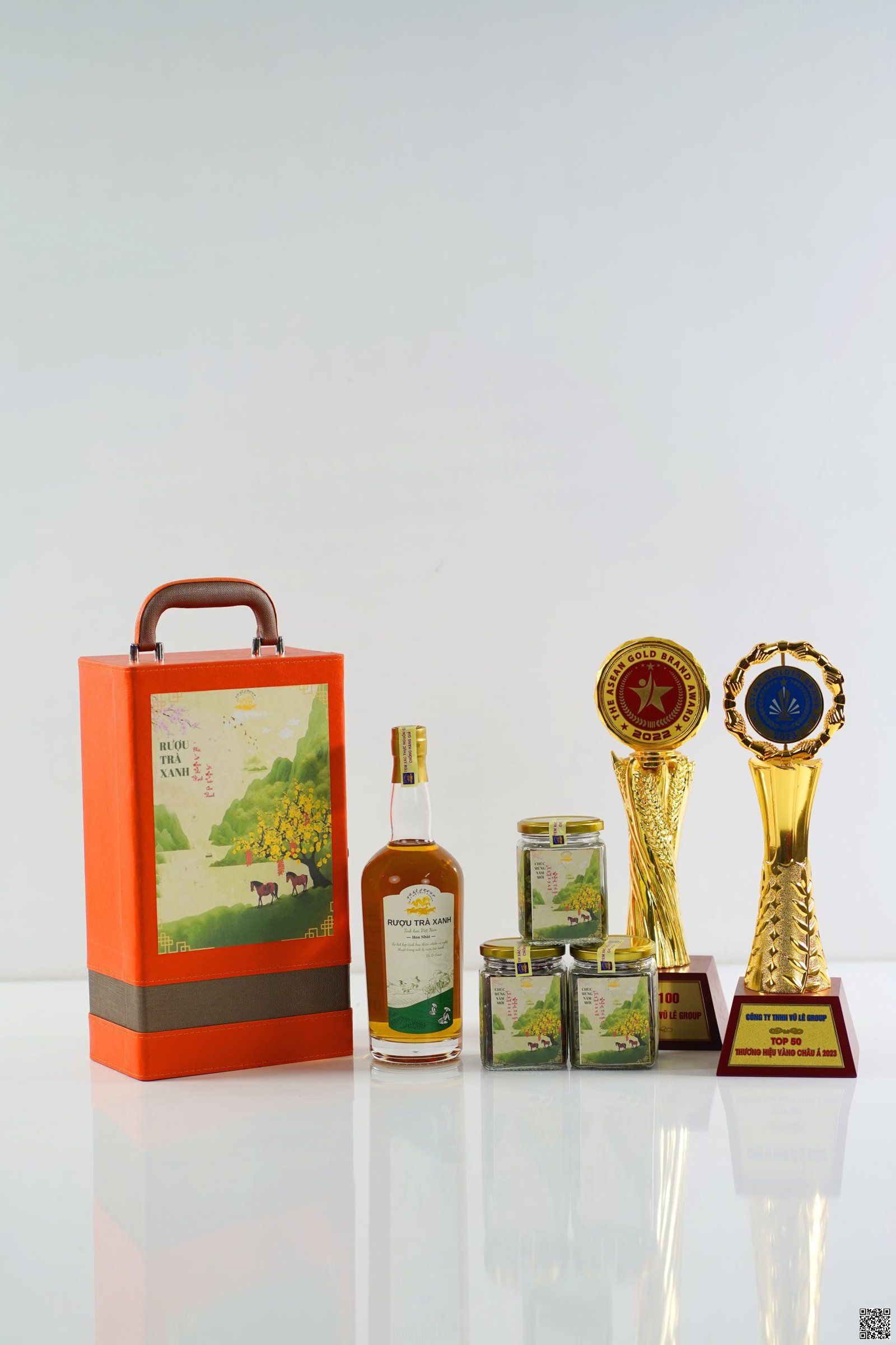 Bộ quà tết ý nghĩa từ rượu trà xanh Vũ Lê Group